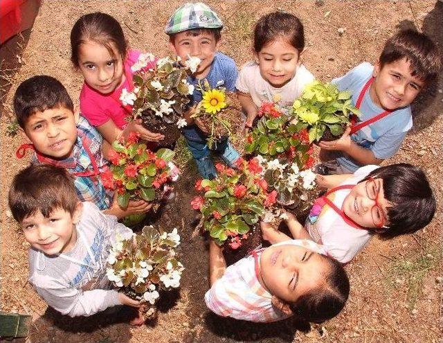 Başkan Genç, Dünya Çevre Günü Nedeniyle Çocuklarla Çiçek Dikti