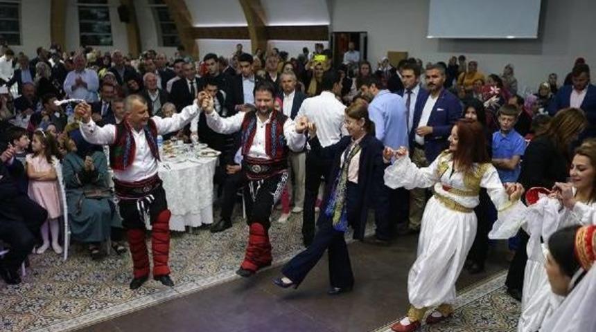 Bakan İslam, G&ouml;&ccedil;menlerle 'damat Oyunu' Oynadı