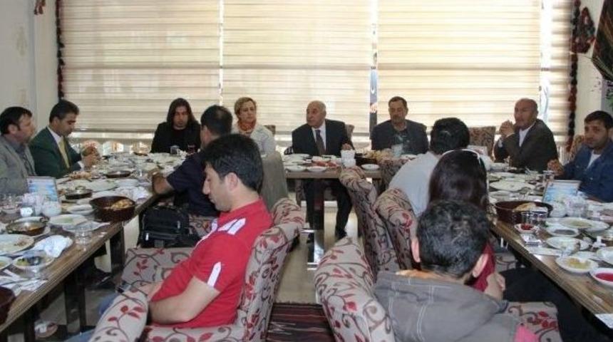 Chp Van Milletvekili Adayı Kartal Basınla Bir Araya Geldi