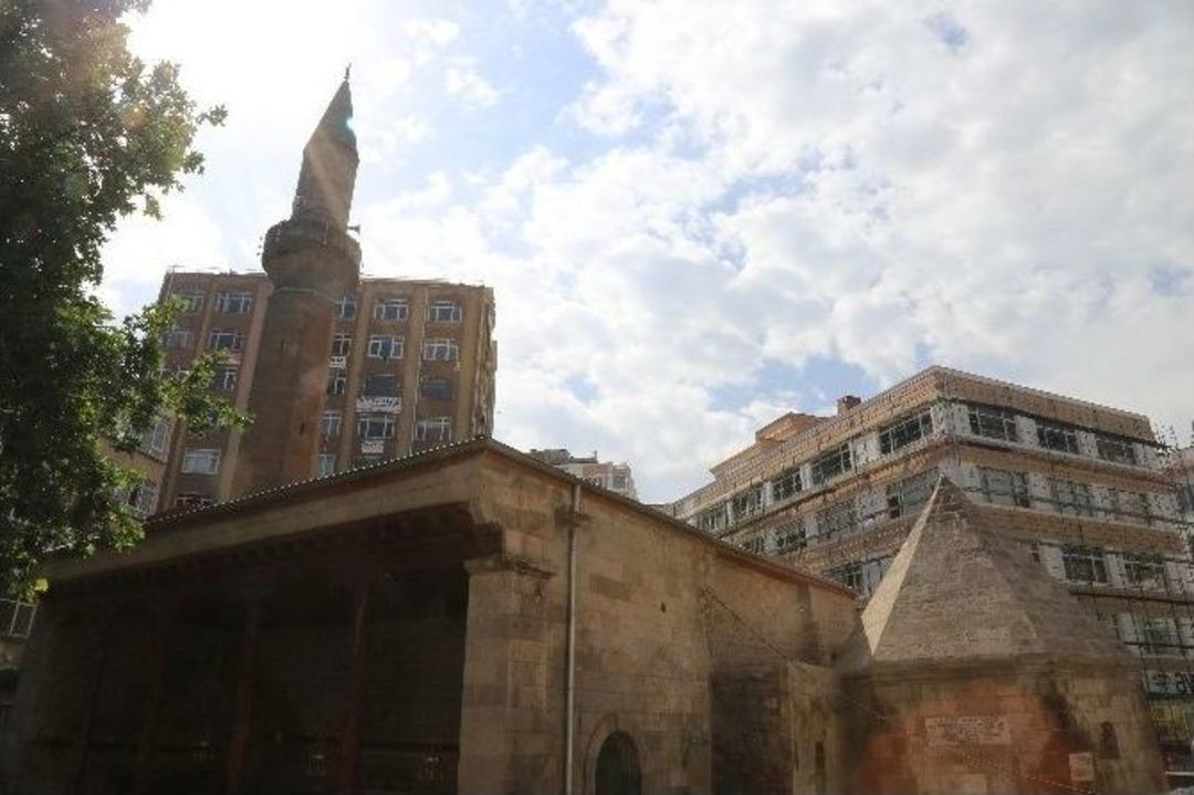 İbrahim Tennuri Camii Ve T&uuml;rbesi&rsquo;nde Restorasyon Tamamlandı