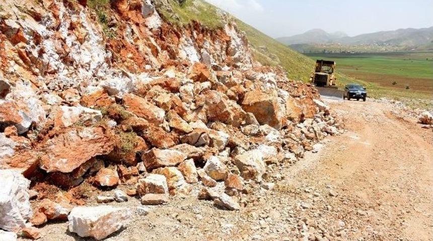 Kurucuova Mahallesi&rsquo;nde Yol &Ccedil;alışması Yapılıyor