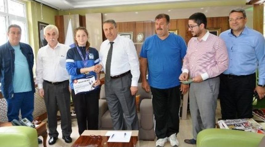 Şampiyon Sporcudan Başkan &Ccedil;er&ccedil;i&rsquo;ye Ziyaret