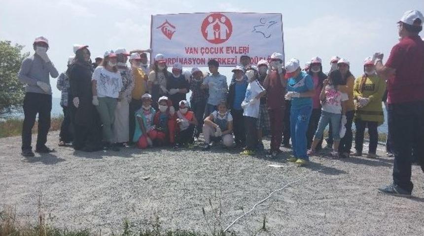 &Ccedil;ocuk Evlerindeki &Ccedil;ocuklardan &Ouml;rnek Davranış