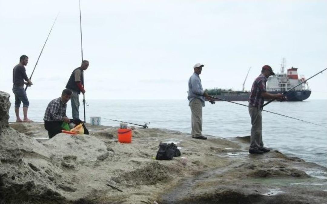 Giresun&rsquo;da Hava Sıcaklığını Fırsat Bilen Amat&ouml;r Balık&ccedil;ılar Sahile Akın Etti
