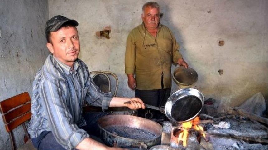 Seyyar Kalaycılar Mesleklerini Yaşatmaya Devam Ediyor