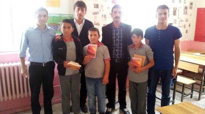 Sorgun Aktif Gen&ccedil;lik Topluluğundan &Ouml;ğrencilere Kitap Hediyesi