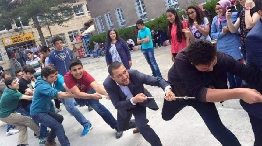 Gizligider Ve A&ccedil;ıkg&ouml;z, Se&ccedil;im Stresini &Ouml;ğrencilerle Birlikte Attı