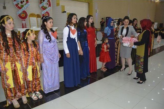 Viranşehir&rsquo;de Y&ouml;resel Kıyafetler Defilesi 1