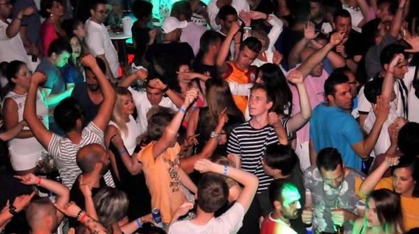Y&uuml;zer Disko 'clup Catamaran' Sezonu A&ccedil;tı