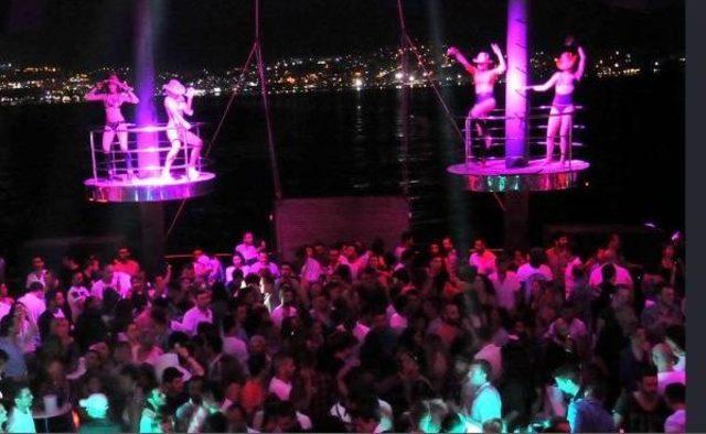 Yüzer Disko 'clup Catamaran' Sezonu Açtı