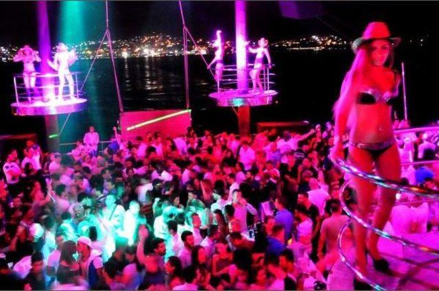 Yüzer Disko 'clup Catamaran' Sezonu Açtı