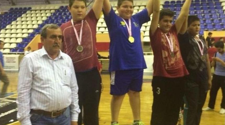 11 Yaşındaki Ayvalıklı G&uuml;reş&ccedil;i T&uuml;rkiye İkincisi Oldu