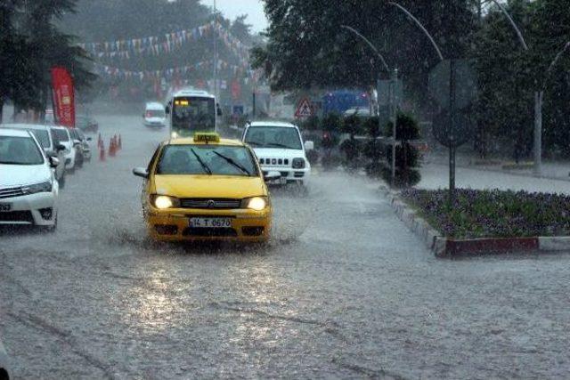 Bolu'da Yağmur Etkili Oldu; Alt Geçitleri Su Bastı