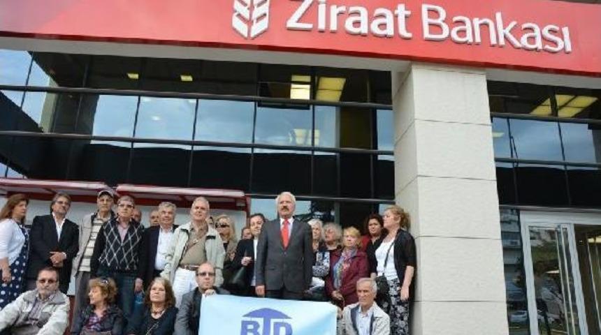 Banka &Ouml;n&uuml;nde 'dosya Masrafı' Eylemi