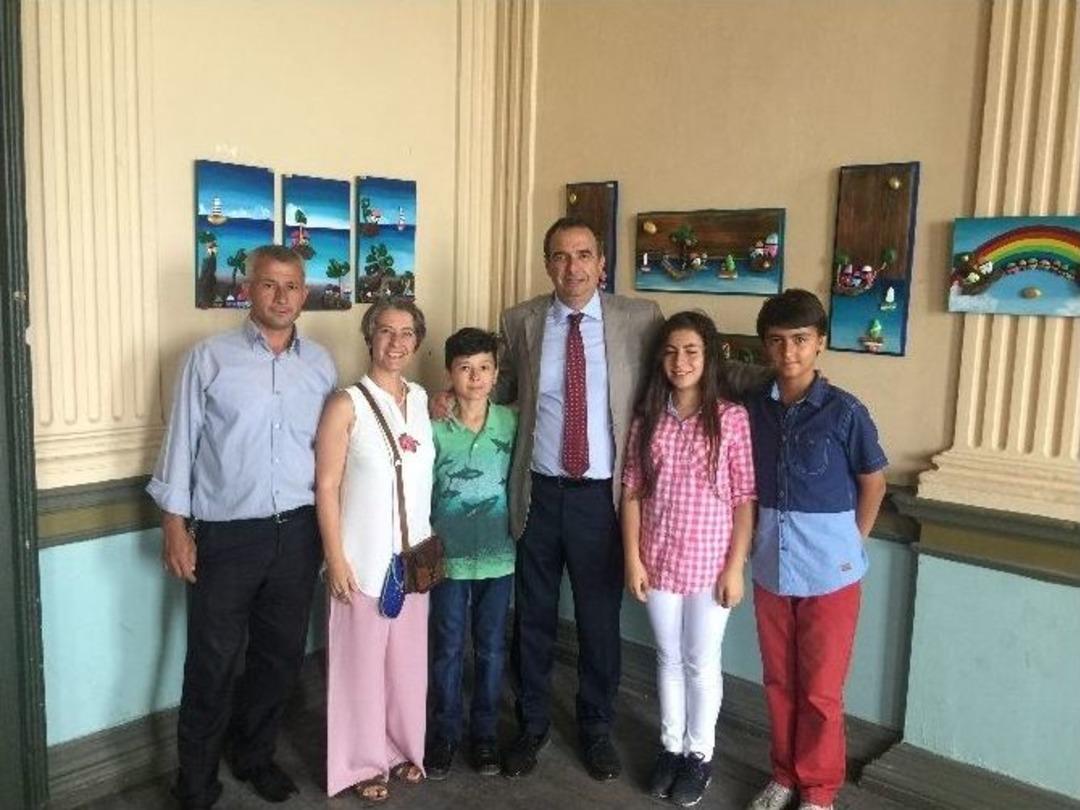 Başkan Gen&ccedil;er, &Ccedil;akıltaşı Resim Sergisini Gezdi