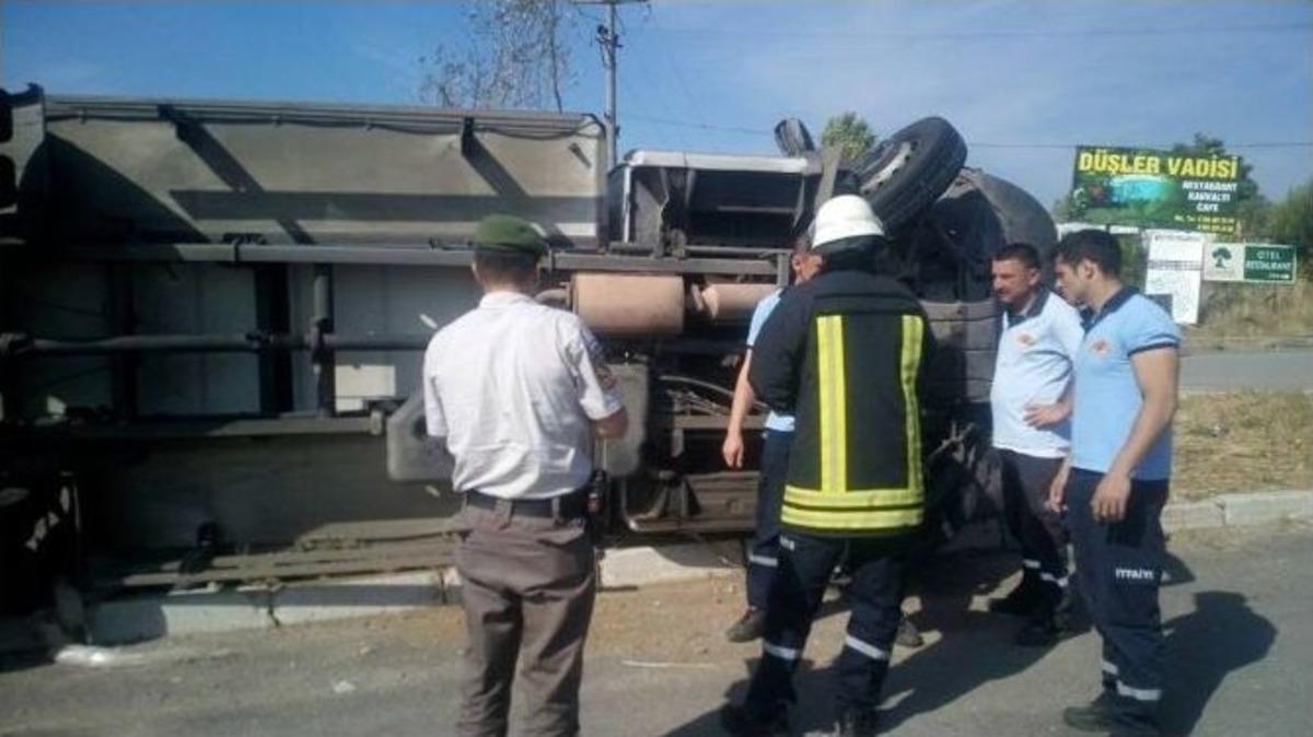 Sıkışan S&uuml;r&uuml;c&uuml;y&uuml; İtfaiye Kurtardı