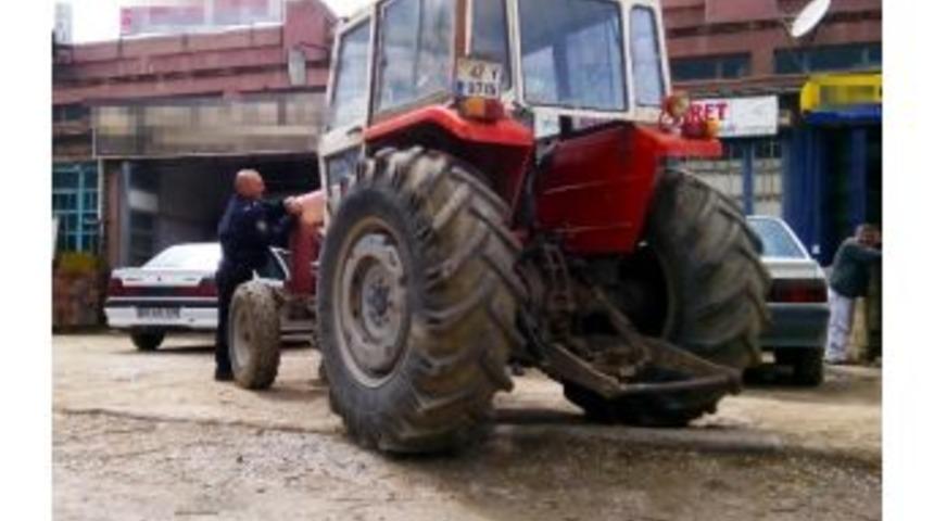 S&uuml;r&uuml;c&uuml; Trakt&ouml;r&uuml;n Farını S&ouml;kerken D&uuml;ş&uuml;p Yaralandı
