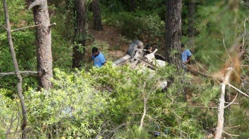 Otomobil Şarampole Yuvarlandı: 2 Yaralı