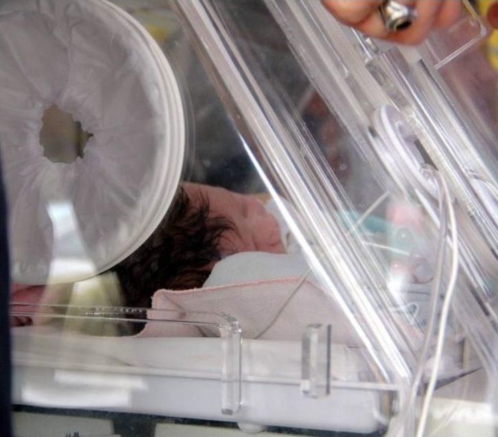 Kazazede Bebek Hayata Tutunmaya Çalışıyor G3