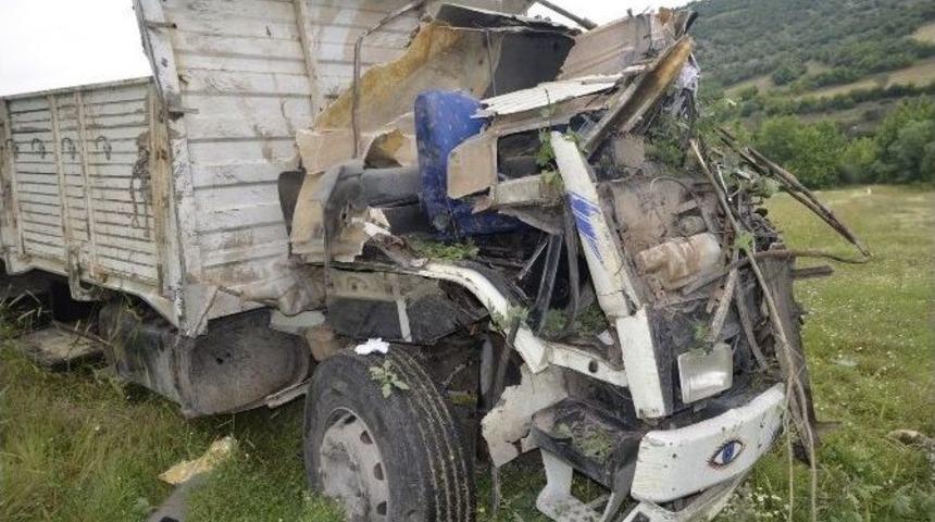 Balıkesir&rsquo;de Kamyon U&ccedil;uruma Yuvarlandı: 5 Yaralı