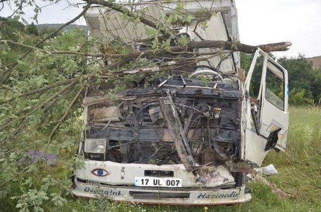 Balıkesir’de Kamyon Uçuruma Yuvarlandı: 5 Yaralı