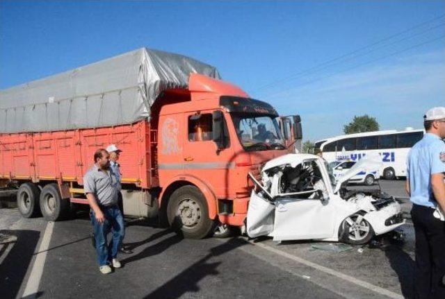 Kamyon, Kavşakta Bekleyen Otomobillere Çarptı: 4 Yaralı