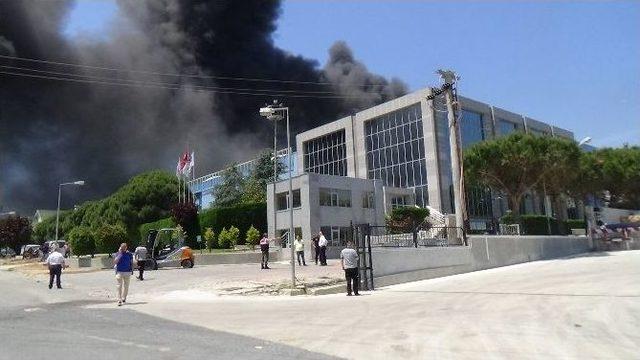 Silivri’deki Fabrika Yangınına Müdahale Sırasında Bir İtfaiye Eri Öldü