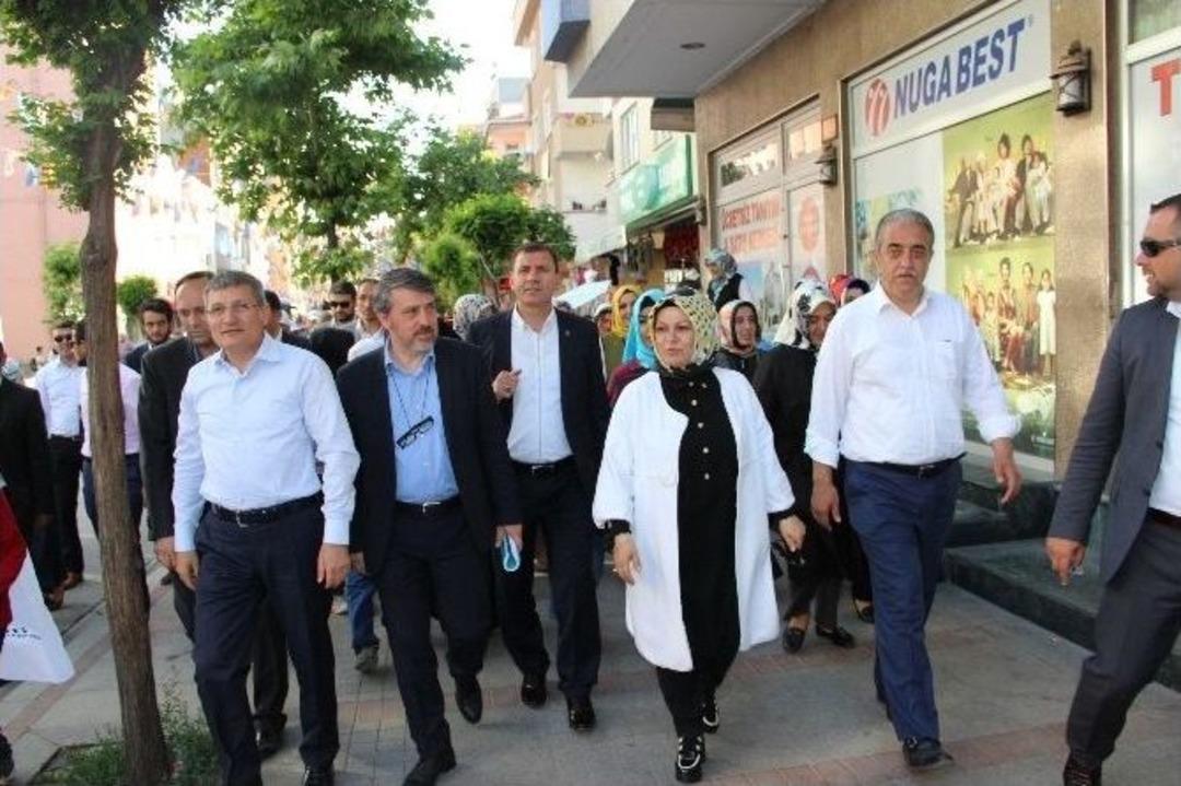 Ak Parti Milletvekili Adayları &Ccedil;ocuklarla Doyasıya Eğlendi