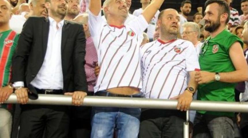 Pınar Karşıyaka Trib&uuml;nlerinin Ilgi Odağı Erdal Acar