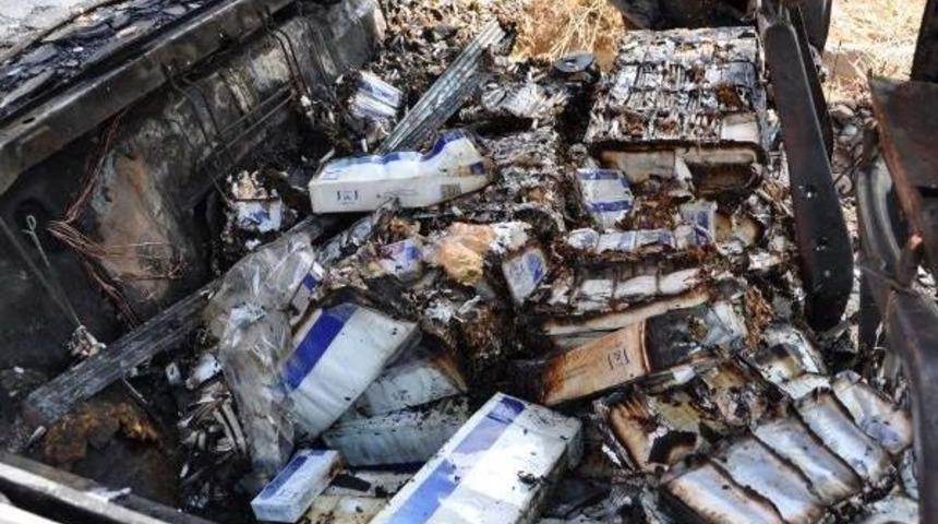 Yanan Otomobilden Ka&ccedil;ak Sigara &Ccedil;ıktı