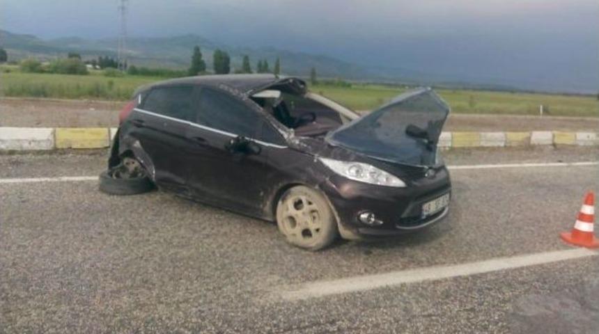 Kontrolden &Ccedil;ıkan Otomobil Bariyerlere &Ccedil;arptı: 3 Yaralı