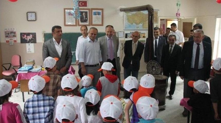 Tosya&rsquo;da Tapu M&uuml;d&uuml;rl&uuml;ğ&uuml; Ekincik K&ouml;y&uuml;&rsquo;ne K&uuml;t&uuml;phane Bağışladı