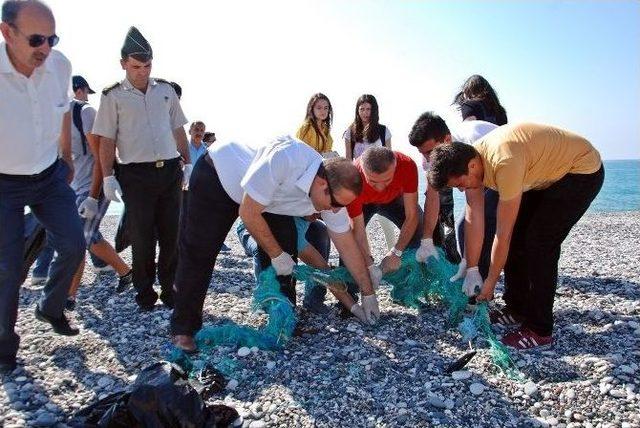 Demre’de Öğrenciler Sahilde Temizlik Çalışması Yaptı