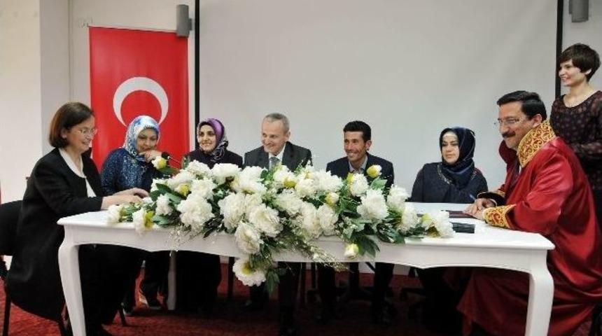 Evlilik C&uuml;zdanını Başkan Ak Bu Defa Torunlara Verdi