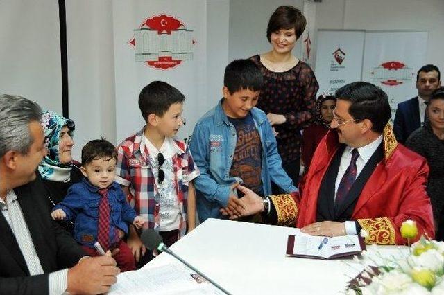 Evlilik C&uuml;zdanını Başkan Ak Bu Defa Torunlara Verdi 1