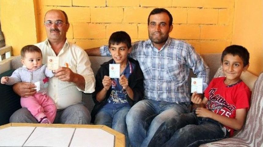 &Ccedil;ocuklarına Sevdiği Siyaset&ccedil;ilerin Ve Eşlerinin Adını Verdi