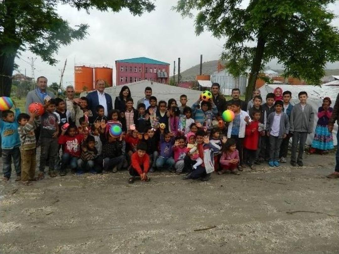 Seyitgazili &Ouml;ğrencilerden Urfalı Misafir Arkadaşlarına Oyuncak