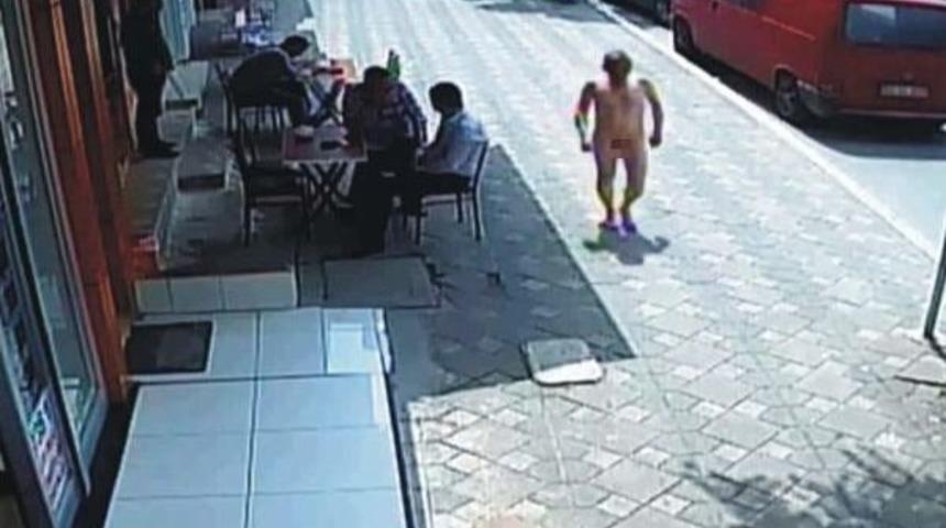 Darıca'da Çırılçıplak Dolaşan Adamı Dövüp Polise Teslim Ettiler