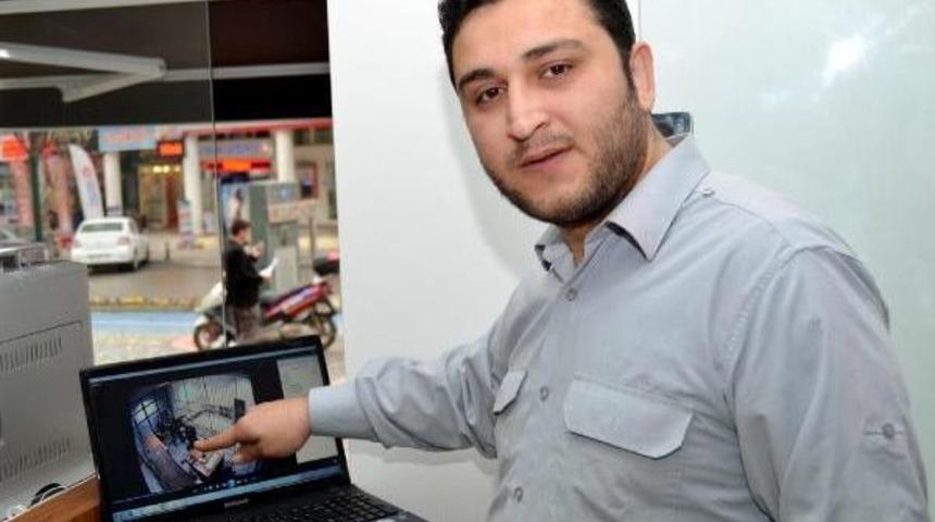 Karakolda Kendisine Zarar Vermemesi I&ccedil;in Ayaklarına Basmışlar