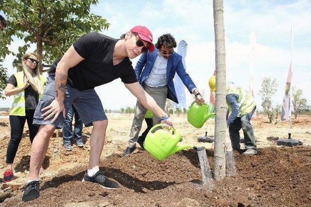 Şarkıcı Sinan Akçıl, Expo’ya Gülibrişim Albizia Dikti