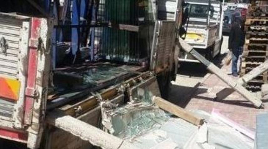 Cam Tabakanın Altında Kalan Şof&ouml;r Hayatını Kaybetti