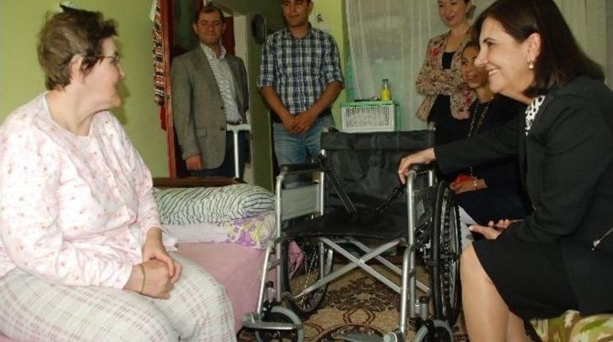 Prof. Dr. Usluer, Fel&ccedil;li Kadına Tekerlekli Sandalye Ulaştırdı