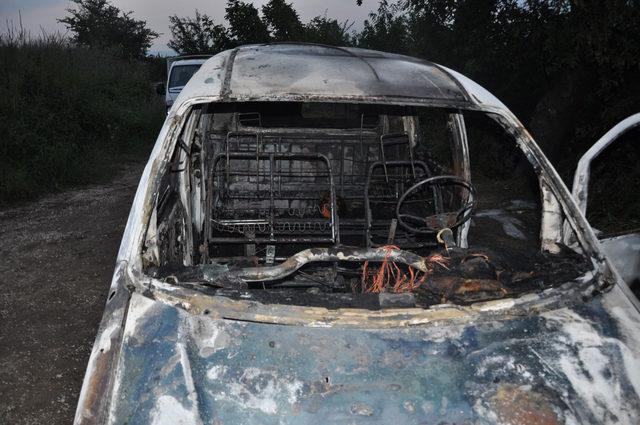 Şeftali çaldılar, kaçarken minibüsleri alev alev yandı 