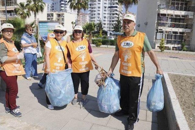 Tema Erdemli Gönüllülerinden Sahil Temizliği