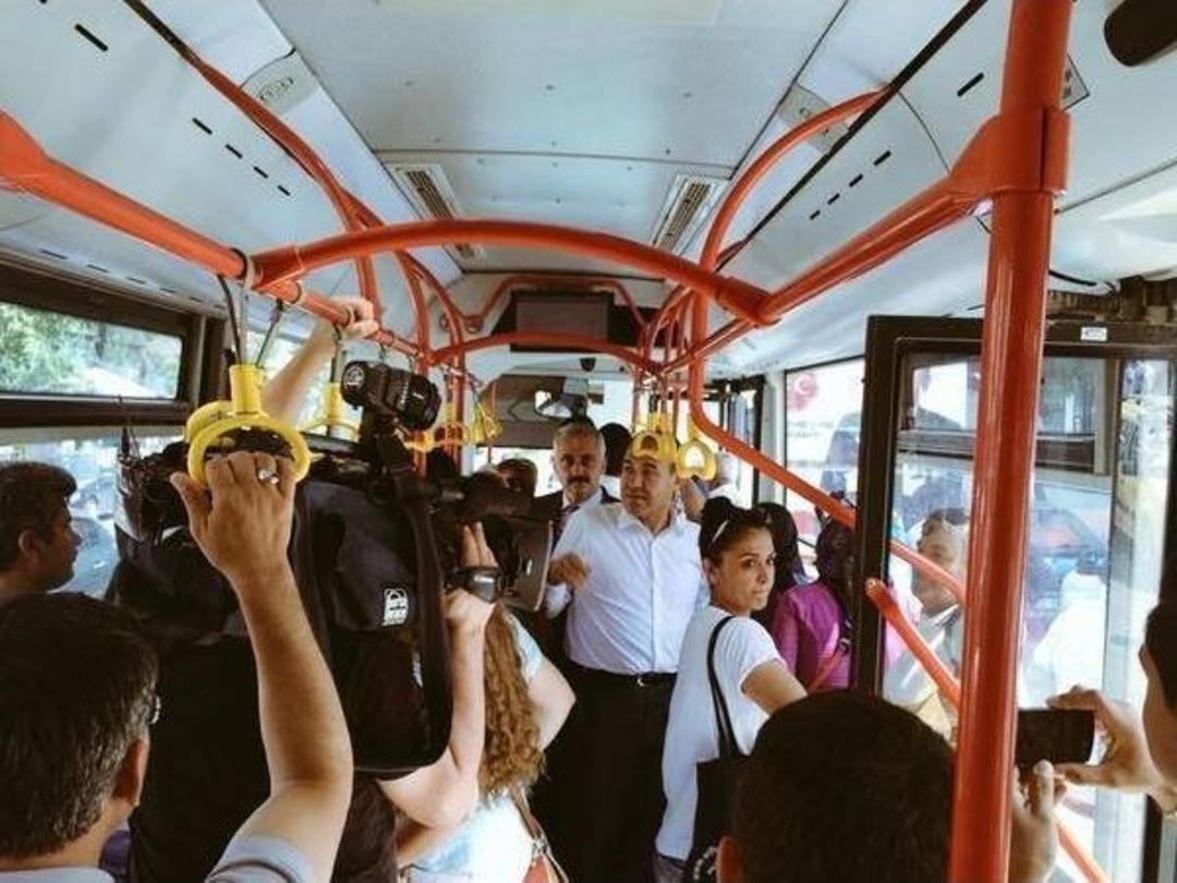 Başkan S&ouml;zl&uuml; Halkla Belediye Otob&uuml;s&uuml;nde Buluştu