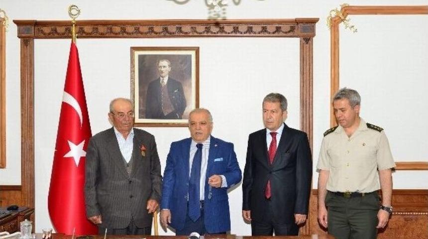 Mehmet &Ccedil;avuş&rsquo;un Oğluna İstiklal Madalyası