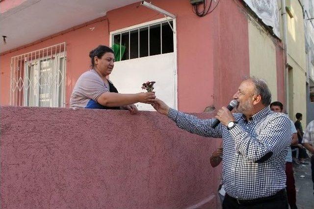 Vural &rsquo;umut &Ccedil;i&ccedil;ekleri&rsquo; Kampanyasına Katılanlara &Ccedil;i&ccedil;ek Dağıttı 1