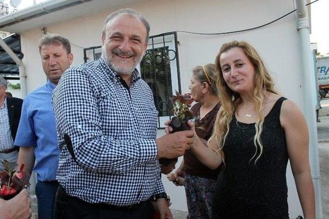 Vural &rsquo;umut &Ccedil;i&ccedil;ekleri&rsquo; Kampanyasına Katılanlara &Ccedil;i&ccedil;ek Dağıttı 2