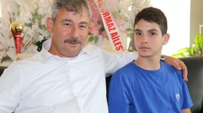 Kasımpaşa&rsquo;nın Kalecisi Başkan Yaralı&rsquo;yı Ziyaret Etti