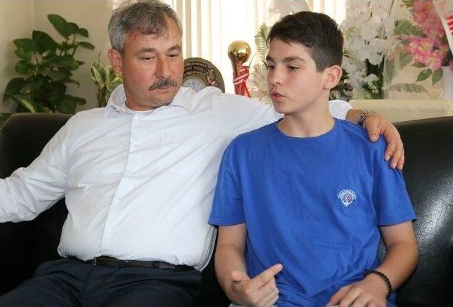 Kasımpaşa&rsquo;nın Kalecisi Başkan Yaralı&rsquo;yı Ziyaret Etti 1